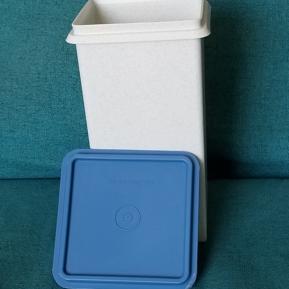 Tupperware Cracker Container 10" - Picture 7 of 10